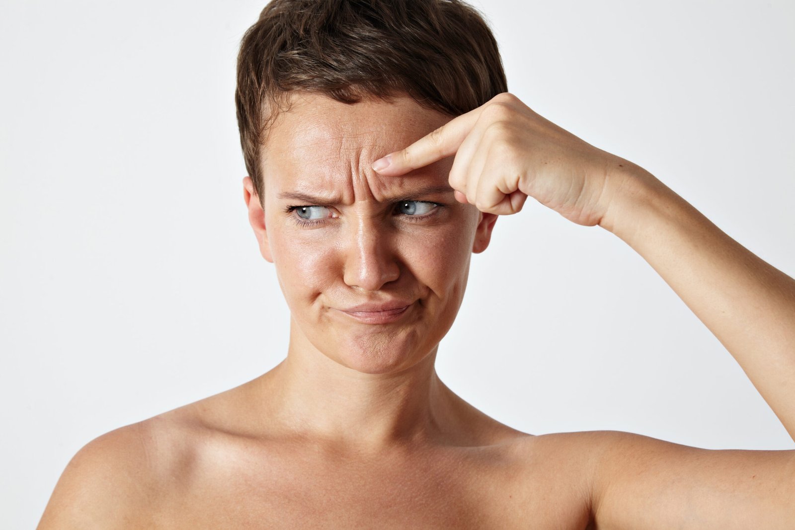 Imagen de una mujer joven decepcionada con las arrugas de su frente.