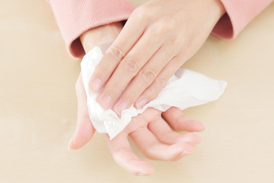 Sudoración excesiva focalizada en las palmas de las manos provocada por una hiperhidrosis primaria.